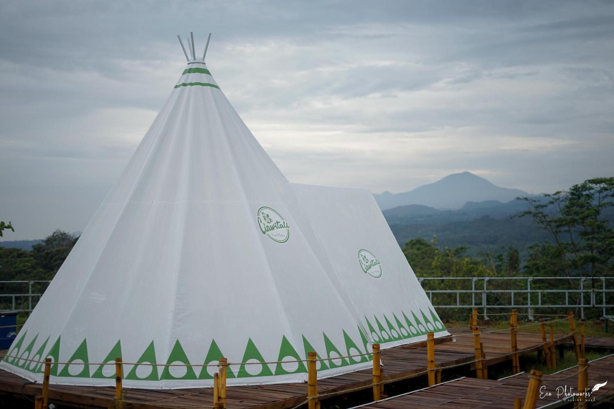 Ciawitali Glamping Hotel Cibitung Dua Exterior photo